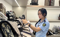 Xử phạt tiểu thương công khai bày bán hàng thời trang 'thượng lưu' giả mạo nhãn hiệu