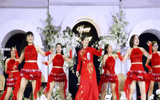Mẹ cô dâu ở Quảng Trị mặc áo dài nhảy dân vũ 'cực sung' gây sốt mạng