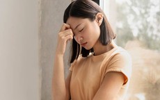 Chồng cũ cưới vợ sau 6 tháng ly hôn, tôi đến dự, nói câu khiến anh đau điếng