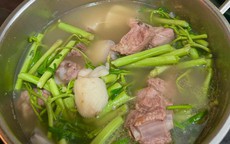 Loại rau 10.000 đồng/bó nhưng chỉ nhặt được 1 'nhúm': Ở nước ngoài có tiền cũng chưa chắc mua được!