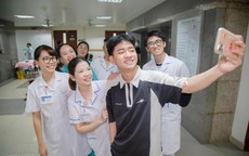 Sáng vào hóa chất, tối học, nam sinh ung thư máu đạt 28 điểm thi THPT khối A00