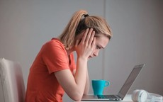 Hai tin nhắn trong điện thoại của chồng 'đánh sập' cuộc hôn nhân 6 năm