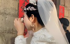 3 ngày trước khi tôi cưới, mẹ trở về dúi cho 20 triệu, đến hôn lễ, bà hỉ hả nói một câu như xát muối vào lòng