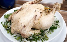 Hãy đổi vị cho gia đình bằng món gà hấp rau răm thơm nồng, mới lạ 