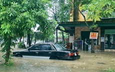 Thanh Hóa: Người dân không kịp trở tay nhìn loạt ô tô ngập trong 'biển nước'