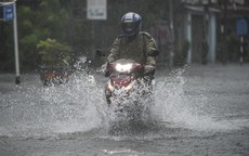 Trước giờ bão Wipha đổ bộ, đường phố Thanh Hóa ngập nặng, hàng quán im lìm