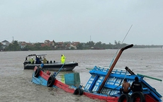 Cứu 9 ngư dân trên tàu cá bị chìm lúc về bờ trú bão Wipha