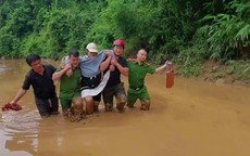 Vượt lũ, lội bùn đưa sản phụ suốt chặng đường 20km đi sinh