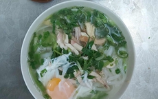 Từ nay mỗi khi ăn phở, kể cả phụ nữ cũng muốn gọi ăn thêm nhiều hành lá