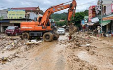 Ngổn ngang cảnh bùn non dày đặc quện nhà cửa, tài sản ở vùng lũ Nghệ An