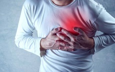 Người đàn ông 47 tuổi đang khỏe mạnh bất ngờ nhồi máu cơ tim cấp từ dấu hiệu bất ngờ này