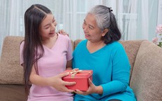 Đi du lịch cùng mẹ chồng cũ, người phụ nữ nghẹn lời nghe chồng mới nói 2 câu