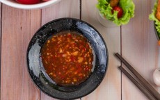 Về nhà bạn trai ra mắt, cô gái 'hết hồn' vì 6 người chung 1 bát nước chấm