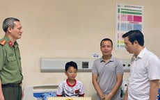Công an Quảng Ninh nhận đỡ đầu cháu bé sống sót vụ lật tàu trên vịnh Hạ Long