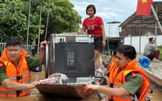 Công an Nghệ An huy động hàng trăm cán bộ chiến sĩ khẩn trương giúp dân vùng lũ
