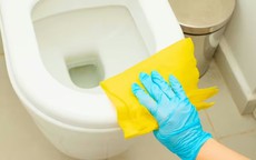 Tiết lộ 'vũ khí' diệt sạch vết ố vàng toilet, rẻ, dễ mua và dễ dùng
