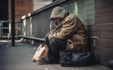 Giúp cụ ông vô gia cư suốt 10 năm, lúc phá sản, ông chủ khách sạn nhận 'phúc báo' không ngờ