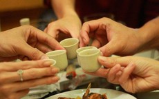 Bức xúc vì 6 gia đình bạn chồng đến tay không, ăn xong không ai dọn dẹp