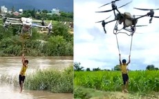 Nghẹt thở pha dùng drone hạng nặng giải cứu 2 bé mắc kẹt giữa dòng nước xiết