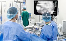 Người đàn ông 50 tuổi suýt hoại tử tay vì viêm tắc mạch máu thừa nhận 1 sai lầm nhiều nam giới Việt mắc phải