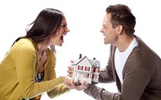 Choáng váng khi biết chồng đưa hết lương cho vợ lại giấu giếm nhiều 'tài sản trước hôn nhân'