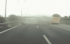 Ô tô nổ lốp lật ngửa trên cao tốc Cầu Giẽ - Ninh Bình, 1 người tử vong