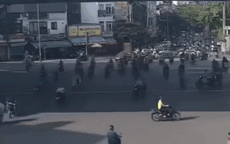Hà Nội: Khoảnh khắc xe ô tô con mất lái, tông hàng loạt phương tiện trên phố Trần Đại Nghĩa