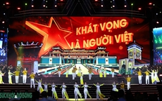 'Dưới cờ vinh quang' và khoảnh khắc đổi gác tại Lăng Bác lay động hàng vạn khán giả