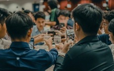 Tưởng bạn nghèo xin đồ ăn thừa ở buổi họp lớp, khi thấy chiếc xe đến đón anh ấy cả nhóm mới sững sờ