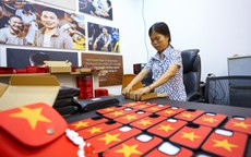 Độc đáo túi xách, ốp điện thoại hình cờ Tổ quốc của những người thợ khuyết tật