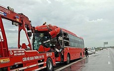 Xe khách tông container trên cao tốc, tài xế mắc kẹt