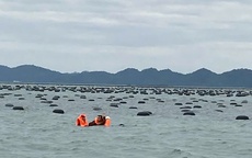 Bè mảng chở 17 ngư dân bị dông lốc đánh chìm, 2 người tử vong