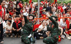 Khoảnh khắc đẹp của người lính với nhân dân trước giờ tổng hợp luyện
