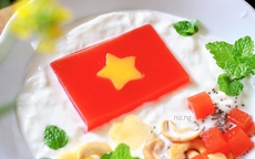 Mẹ đảm ở Hà Nội chỉ cách làm thạch rau câu cờ đỏ sao vàng cực đơn giản, mừng ngày đại lễ 2/9