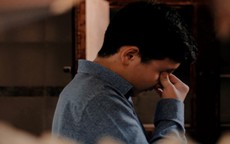 Mẹ hấp hối tiết lộ bí mật chấn động, tôi lần đầu biết mình vẫn còn cha