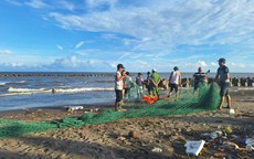 Ninh Bình: Thương tâm hai cháu nhỏ bị sóng biển cuốn ra xa dẫn đến đuối nước