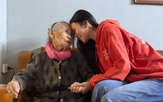 Xem phim 'Mưa đỏ', siêu mẫu Hà Anh rơi nước mắt, nhớ và thương ông bà nhiều hơn