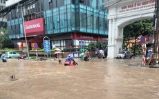 Hà Nội mưa cả đêm, khắp nơi ngập sâu, giao thông tắc cứng