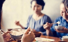Con dâu cả thay đổi không ngờ khi nghe tin mẹ chồng bán đất ở quê