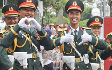 Chiến sĩ A80 'thả tim', vẫy tay chào người dân chờ xem sơ duyệt diễu binh
