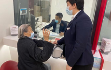 Làm lại thẻ ATM cũ, người phụ nữ đột nhiên thấy số tiền 1,7 tỷ đồng xuất hiện trong tài khoản: Hé lộ nguồn gốc của số tiền sau khi điều tra