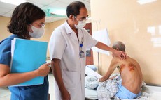 Người đàn ông nhập viện do tự làm điều này chữa zona thần kinh