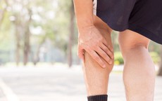 Tại sao chân bạn ngày càng yếu đi? Cảnh báo dấu hiệu sớm của 4 căn bệnh nguy hiểm!