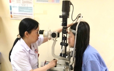 Cô gái 20 tuổi ở Quảng Ninh nhập viện vì sai lầm khi đeo kính áp tròng
