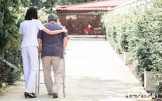 Cả làng chê trách khi tôi đưa bố vào viện dưỡng lão nhưng ông lại nở nụ cười