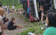 Lật xe khách 29 chỗ, 1 người tử vong