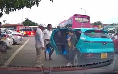 Luật sư nói gì về vụ mẹ bế con nhỏ bị ép rời taxi công nghệ ở Thái Nguyên?