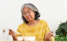 Nghỉ hưu 7 năm vẫn bị con cái 'hành' đủ đường, bà lão bỏ đi làm bảo mẫu: 'Có tiền mới là điểm tựa cuối đời'