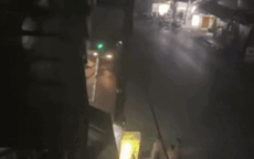 Xe taxi tông thẳng vào nhóm người đứng trên đường sau mâu thuẫn