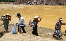 Nghệ An: Người dân các bản bị cô lập chủ động vận chuyển nhu yếu phẩm qua sông